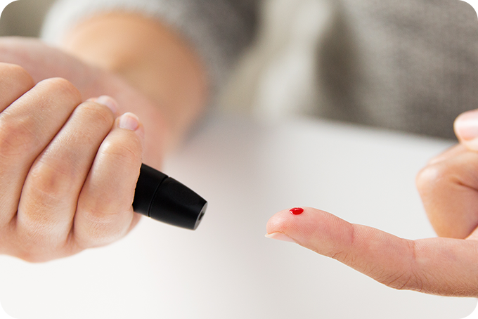혈당 검사하는 사진
