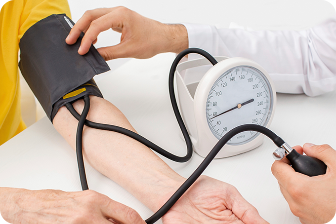 혈압 검사하는 사진