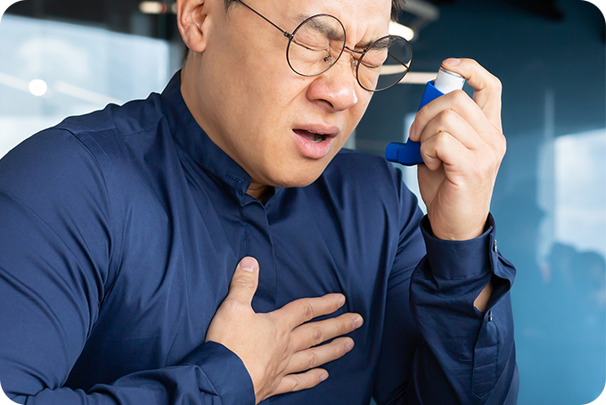 천식 흡입기 사용하며 괴로워하는 사진